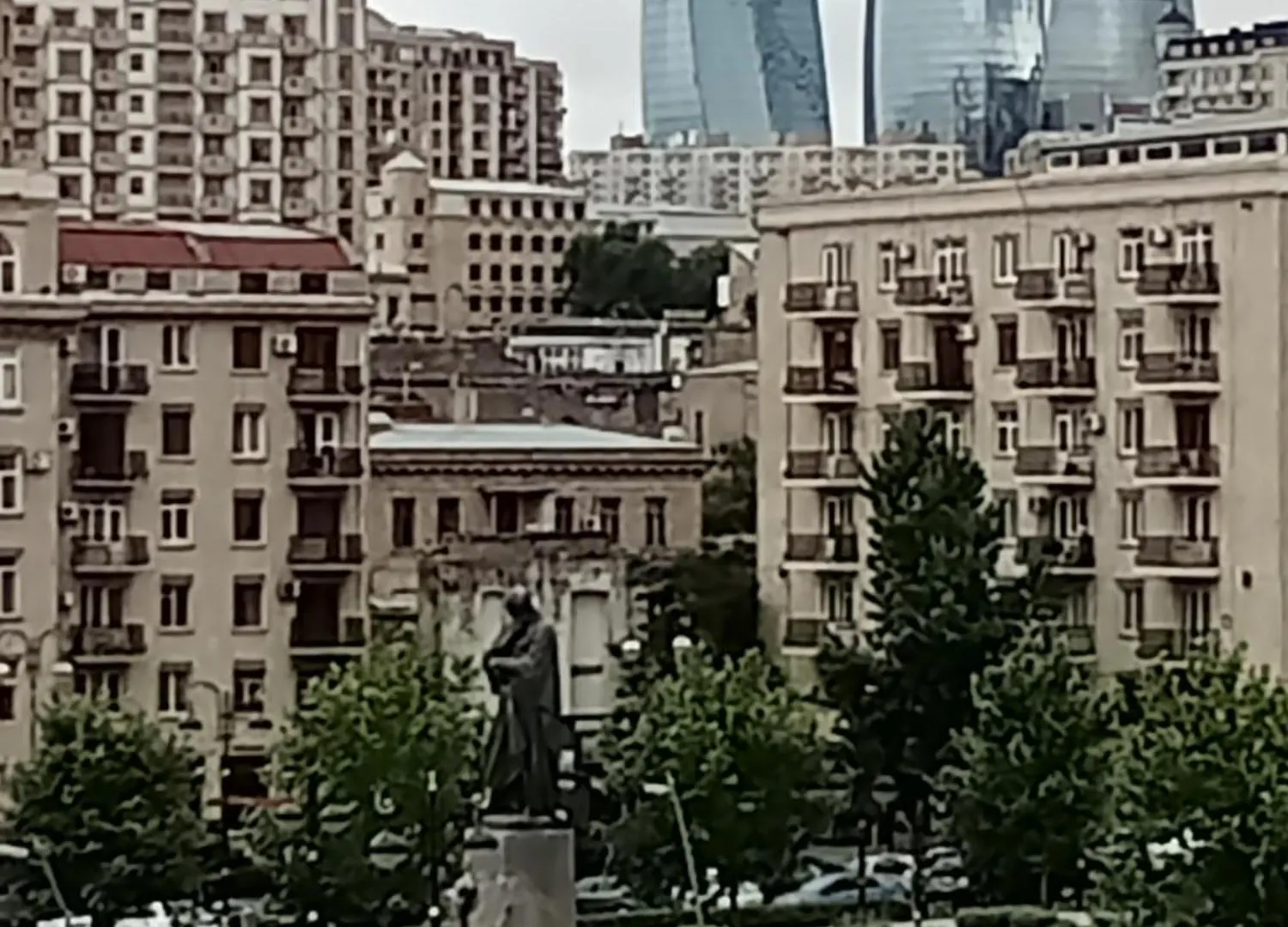 Просторная, Двухкомнатная Квартира ,С Великолепным Видом На Город, Расположенная В Центре Города Баку